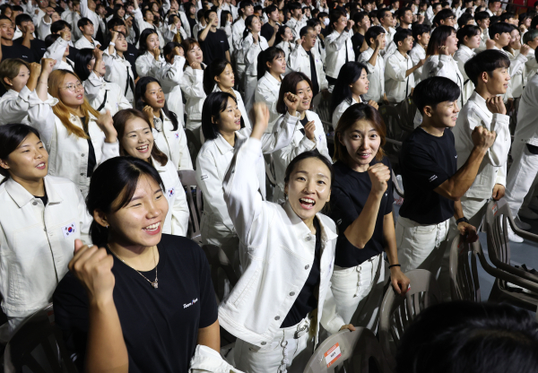 <yonhap photo-3403="">12일 서울 송파구 올림픽공원 올림픽홀에서 열린 항저우 아시안게임 선수단 결단식에서 선수들이 파이팅을 외치며 기념촬영을 하고 있다. 사진=연합뉴스</yonhap>