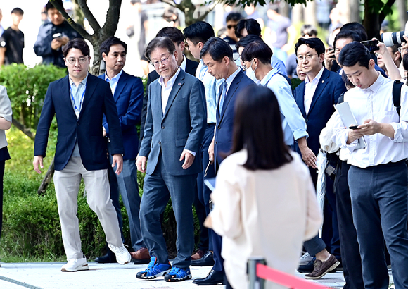 이재명 더불어민주당 대표가 쌍방울그룹 대북송금 의혹 관련 조사를 받기 위해 12일 오후 경기 수원시 영통구 수원지방검찰청에 출석하고 있다. [사진=곽영래 기자]