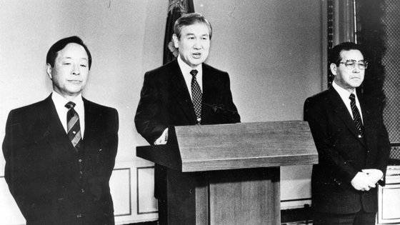 노태우 대통령 겸 민주정의당 총재(가운데)와 김영삼 통일민주당 총재(왼쪽), 김종필 신민주공화당 총재(오른쪽)가 1990년 1월 22일 청와대에서 3당 합당을 선언하고 있다. 이어 2월 민주자유당(민자당)을 창당했다. [청와대사진기자단]
