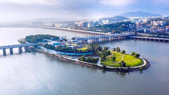 서울시는 한강 노들섬을 세계적인 예술섬으로 변화시키려 국내외 유명 건축가들로 공모를 진행하는 등 다양한 시도를 하고 있다. [사진 서울시]
