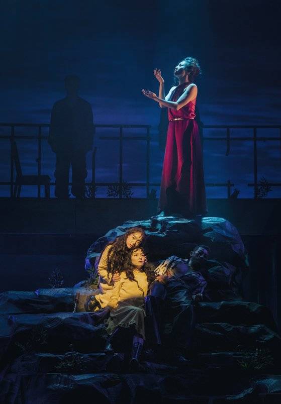 연극 ‘이 불안한 집’. 사진 국립극단