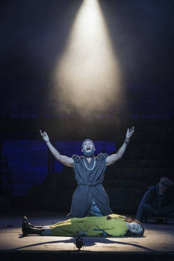 연극 ‘이 불안한 집’. 사진 국립극단