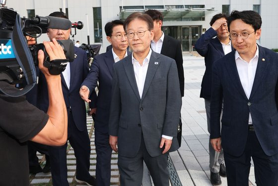 이재명 더불어민주당 대표가 12일 오후 경기 수원시 영통구 수원지방검찰청에서 쌍방울그룹 대북송금 의혹과 관련한 재조사를 마치 뒤 나오고 있다. 뉴스1