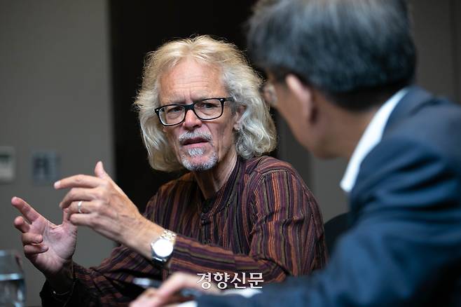 베른 해리스 넬슨 만델라 재단 대표가 11일 서울의 한 호텔에서 경향신문과 대담 인터뷰를 하고 있다. 성동훈 기자