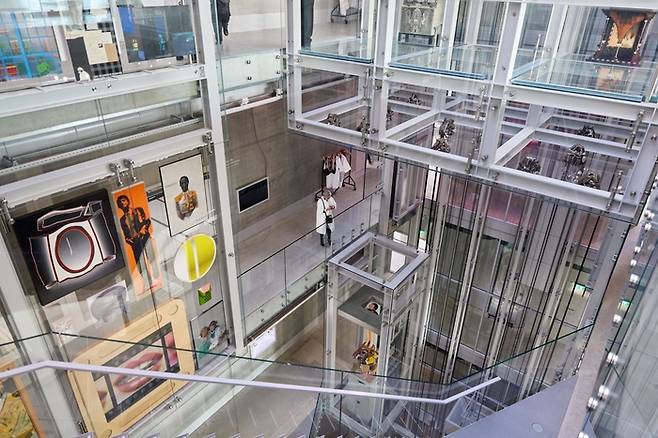 세계 최고 규모의 개방형 수장고인 네덜란드 로테르담의 ‘디포 보이만스 판뵈닝언’ 내부 모습.  지난해 오세훈 시장이 네덜란드 출장에서 방문해 서울에 도입하게 됐다. 보이만스 판뵈닝언 홈페이지(https://www.boijmans.nl)