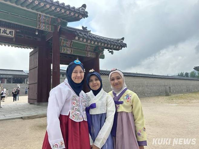 지난달 30일 서울 종로구 경복궁에서 만난 나즈다(41·말레이시아)씨와 동료들. 한국 여행은 처음으로 광화문을 보기 위해 서울로 여행왔다. 사진=유채리 기자