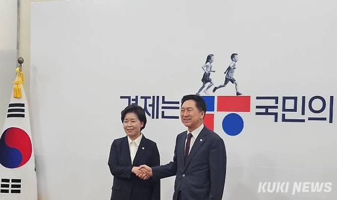 양향자 한국의희망 공동대표와 김기현 국민의힘 대표가 12일 국회에서 만나 악수하고 있다.   사진=윤상호 기자