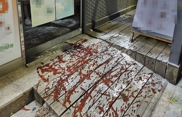 케첩 등 ‘음식물 테러’를 당한 대전 유성구의 가해 학부모 사업장 앞. 온라인커뮤니티 캡처