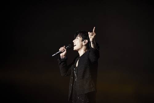 가수 박효신이 팬들과 적극 소통을 이어갔다. 사진 = HERBIGHARO