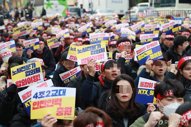 철도노조 무기한 총파업 이틀째인 21일 오후 청와대 인근에서 집회를 하고 있다. 철도노조는 4조 2교대, 총인건비 정상화, 철도통합 등을 요구하고 있다. /사진=이동훈 기자 photoguy@