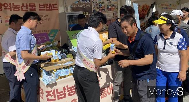 농협전남본부는 최근 서울 청계광장에서 열린 '농·어업 돕기 전남 직거래장터'에서 고향사랑기부제 홍보캠페인을 실시했다/사진=농협전남본부 제공.