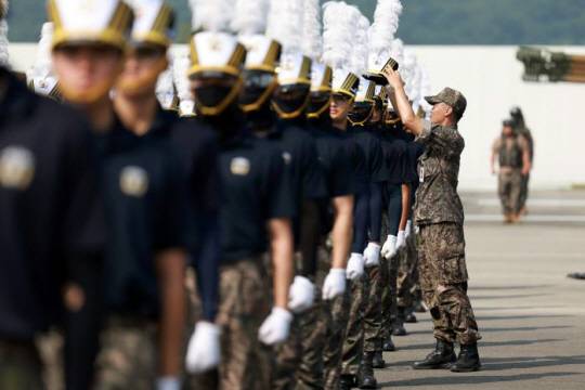 육·해·공 군 각 군 사관학교가 새 학기를 맞아 6·25전쟁사 교육을 강화하며 생도들에게 올바른 역사관과 국가관, 대적관을 키우도록 하고 있다. 사진은 지난 11일 서울공항에서 진행된 국군의날 행사 종합예행연습에서 행사 관계자가 사열받고 있는 해군사관생도의 모자를 고쳐 씌워주는 모습. 국방일보 제공