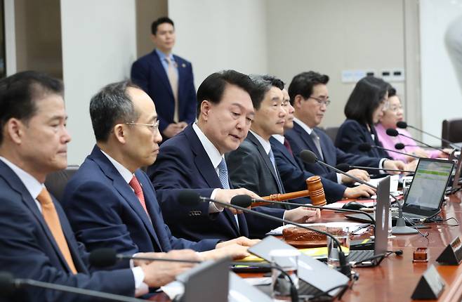 윤석열 대통령이 12일 서울 용산 대통령실 청사에서 열린 국무회의에서 개회선언을 하고 있다. [연합]