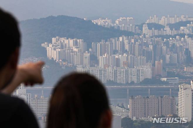 [서울=뉴시스] 권창회 기자 = 8월 아파트 매매가격 상승 폭이 전월대비 축소된 것으로 나타났다. 부동산 플랫폼업체 직방에 따르면 8월 아파트 매매가격은 전월(0.963%) 대비 상승 폭이 축소된 0.737% 변동률을 보였다. 사진은 10일 오전 서울 남산에서 바라본 아파트 단지 모습. 2023.09.10. kch0523@newsis.com