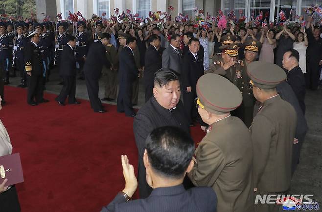 [평양=AP/뉴시스] 북한 조선중앙통신이 제공한 10일 자 사진에 김정은 북한 국무위원장이 러시아행 열차에 탑승하기 전 평양에서 환송객들과 인사를 나누고 있다. 북한 노동신문과 조선중앙통신은 김정은 위원장이 이날 오후 전용 열차로 평양을 떠났으며 군 핵심 간부들이 수행했다고 보도했다. 2023.09.12.