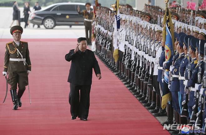 [평양=AP/뉴시스] 북한 조선중앙통신이 제공한 10일 자 사진에 김정은 북한 국무위원장이 러시아행 열차에 탑승하기 전 의장대를 사열하고 있다.  북한 노동신문과 조선중앙통신은 김정은 위원장이 이날 오후 전용 열차로 평양을 떠났으며 군 핵심 간부들이 수행했다고 보도했다. 2023.09.12.