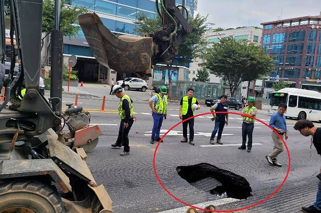 12일 오전 서울 강남구 한 도로에서 깊이 1.5m 가량의 땅꺼짐 현상이 발생했다. 강남구청 제공