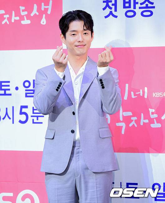 [OSEN=지형준 기자] 12일 오후 라마다 서울 신도림 호텔에서 KBS2 새 주말드라마 ‘효심이네 각자도생’ 제작발표회가 열렸다.KBS 2TV 새 주말드라마 ‘효심이네 각자도생’(연출 김형일, 극본 조정선, 제작 아크미디어)은 타고난 착한 성품과 따뜻한 공감능력으로 평생 가족에게 헌신했던 딸 ‘효심’이 자신을 힘들게 했던 가족에게서 벗어나 독립적인 삶을, ‘효심’의 헌신과 희생에 기생했던 가족들은 각자의 주체적 삶을 찾아가는 과정을 그린 가족해방 드라마다. 주말드라마 ‘흥행퀸’ 유이가 타이틀롤 ‘이효심’을 맡아 4년만에 KBS 주말 안방극장으로 돌아오면서 기대를 모으고 있는 작품이다.배우 하준이 포토타임을 하고 있다. 2023.09.12 /jpnews@osen.co.kr