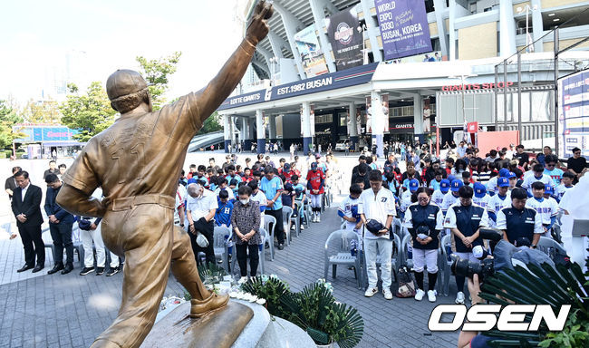 [OSEN=부산, 이석우 기자]참석자들이 故 최동원 감독 동상 앞에서 묵념을 하고 있다. 2023.09.12 / foto0307@osen.co.kr