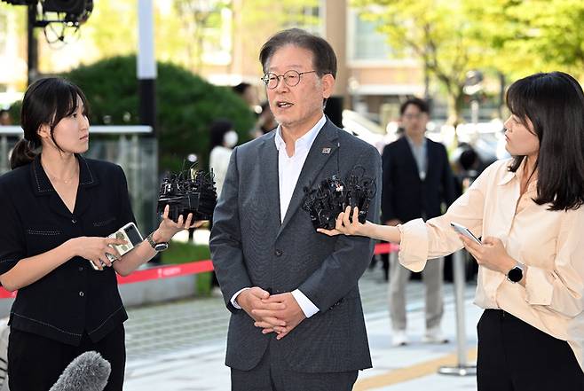 이재명 더불어민주당 대표가 '쌍방울 그룹 대북 송금' 의혹 관련 피의자 신분으로 조사를 받기 위해 12일 경기도 수원시 영통구 수원지방검찰청으로 재출석하고 있다.   공동취재사진