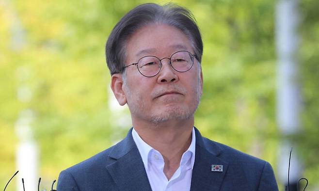 더불어민주당 이재명 대표가 '쌍방울 그룹 대북 송금' 의혹 관련 피의자 신분으로 조사를 받기 위해 12일 경기도 수원시 영통구 수원지방검찰청으로 재출석하고 있다. 공동취재사진