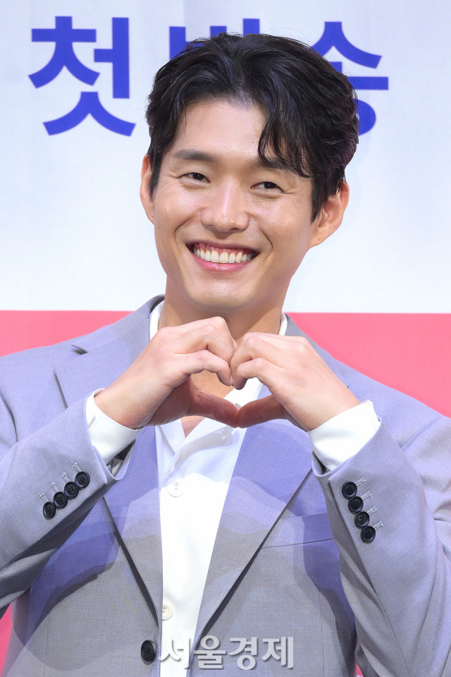 배우 하준이 12일 오후 서울 구로구 라마다 서울 신도림 호텔에서 진행된 KBS2 새 주말드라마 ‘효심이네 각자도생’(극본 조정선/연출 김형일) 제작발표회에서 포즈를 취하고 있다. 김규빈 기자