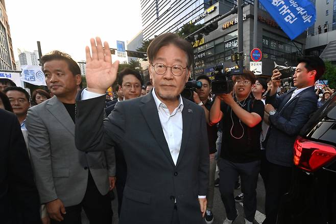 더불어민주당 이재명 대표가 12일 오후 경기도 수원시 영통구 수원지방검찰청에서 '쌍방울 그룹 대북 송금' 의혹 관련 조사를 마치고 나와 지지자들에게 인사하고 있다. ⓒ연합뉴스