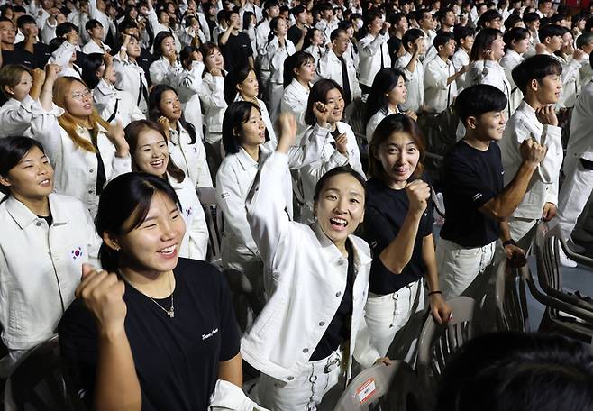 항저우 아시안게임에 나서는 선수들이 12일 서울 송파구 올림픽공원 올림픽홀에서 열린 선수단 결단식에서 파이팅을 외치며 기념촬영하고 있다. 연합뉴스