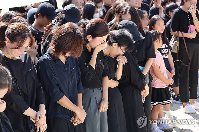 눈물 흘리는 학부모들 (대전=연합뉴스) 강수환 기자 = 악성민원으로 세상을 뜬 대전 초등 교사의 운구 차량이 9일 오전 생전 교사가 재직하던 유성구 한 초등학교에 들어서자, 운동장에 모인 학부모들이 눈물을 흘리고 있다. 2023.9.9 swan@yna.co.kr