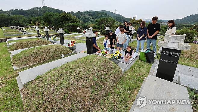 추석 앞두고 이른 성묘 (인천=연합뉴스) 임순석 기자 = 추석을 앞두고 10일 인천시 부평구 인천가족공원을 찾은 가족들이 성묘하고 있다. 2023.9.10 soonseok02@yna.co.kr