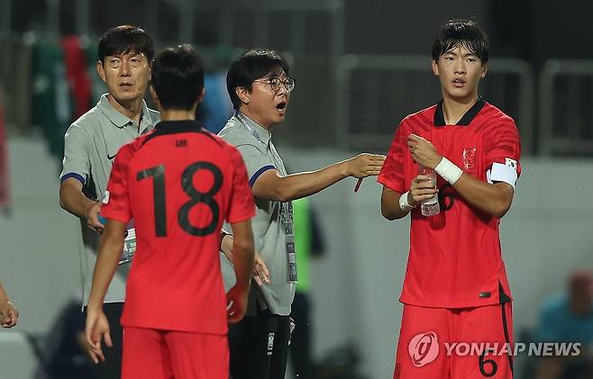 황선홍 감독 지시 (창원=연합뉴스) 김동민 기자 = 12일 오후 창원축구센터에서 열린 2024 아시아축구연맹(AFC) 23세 이하(U-23) 아시안컵 예선 B조 2차전 대한민국과 미얀마 경기. 대한민국 황선홍 감독이 작전 지시하고 있다. 2023.9.12 image@yna.co.kr