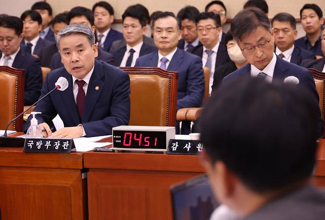 13일 국회에서 열린 법제사법위원회 전체회의에서 이종섭 국방장관이 의원 질의에 답하고 있다. (사진=연합뉴스)