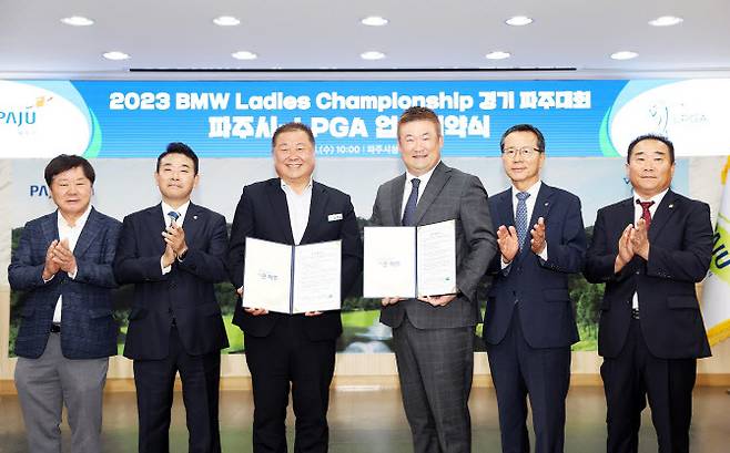 김경일 시장(왼쪽 세번째)과 션변 LPGA 아시아 대표(오른쪽 세번째), 이석호 서원밸리 대표(오른쪽 두번째), 박정 국회의원 등 관계자들이 기념촬영을 하고 있다.(사진=파주시 제공)