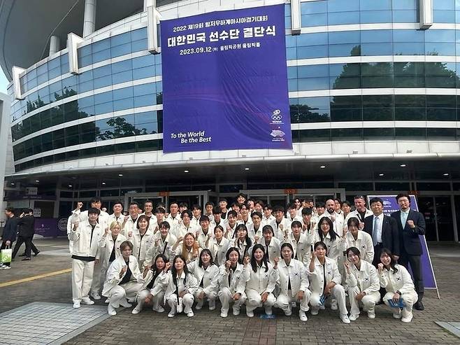 항저우 아시안게임 선수단 결단식에 참석한 카누대표선수들이 조현식 대한카누연맹 회장(뒷줄 오른쪽에서 두 번째), 김은석 사무처장(뒷줄 오른쪽)과 파이팅을 외치고 있다.(대한카누연맹 제공)