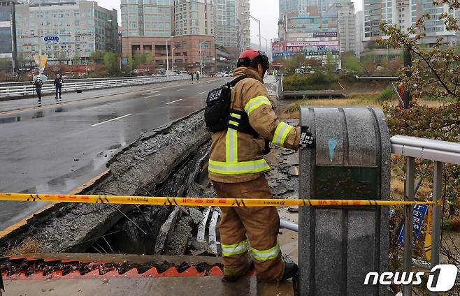 4월5일 오전 경기 성남시 분당구 정자동 정자교 보행로 일부 구간과 난간이 붕괴되는 사고가 발생, 출동한 소방구조대원들이 분주히 움직이고 있다. 이 사고로 30대 여성 A씨가 숨지고 30대 남성 B씨는 중상을 입어 병원에서 치료 중이다. 2023.4.5/뉴스1 ⓒ News1 김진환 기자