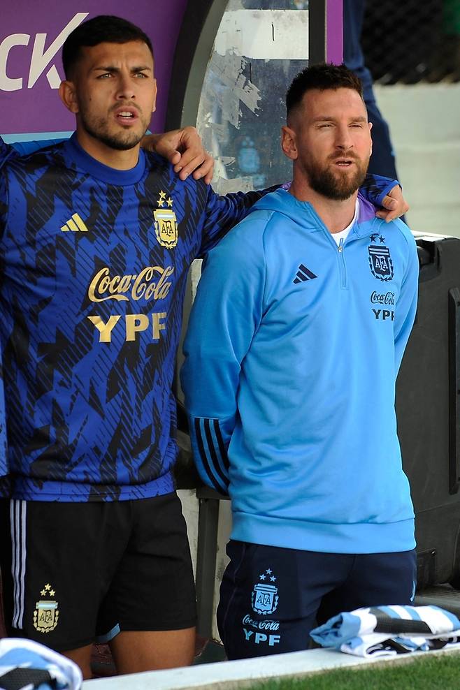 출전선수 명단에서 제외된 리오넬 메시(오른쪽)가 경기 전 국가가 연주되는 동안 국가를 따라부르고 있다. 라파스|AFP 연합뉴스