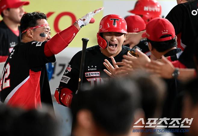 12일 대구 삼성라이온즈파크에서 열린 KIA와 삼성의 경기, 7회초 2사 2루 KIA 나성범이 2점홈런을 치고 기쁨을 나누고 있다. 대구=허상욱 기자wook@sportschosun.com/2023.09.12/