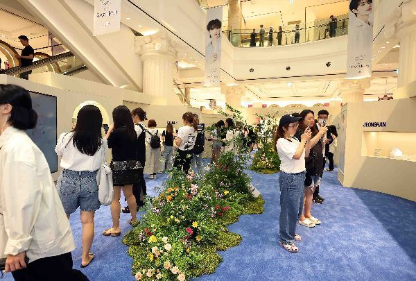 신세계백화점이 강남점 더 스테이지에서 글로벌 엔터테인먼트 라이프스타일 플랫폼 기업 '하이브'와 손잡고 선보인 그룹 '세븐틴'의 'Artist-Made Collection by SEVENTEEN' 팝업. [사진제공=신세계백화점]