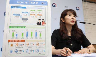 서운주 통계청 사회통계국장이 13일 오전 정부세종청사에서 '2023년 8월 고용동향'을 브리핑하고 있다. [이미지출처=연합뉴스]