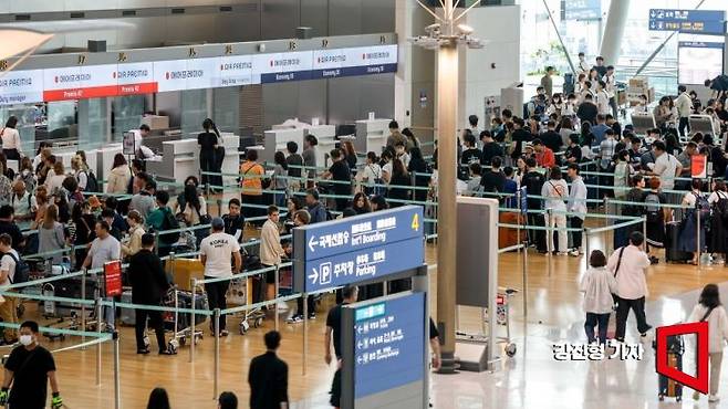 인천국제공항 제1여객터미널을 찾은 해외여행객들이 탑승수속을 하고 있다. 사진=강진형 기자aymsdream@