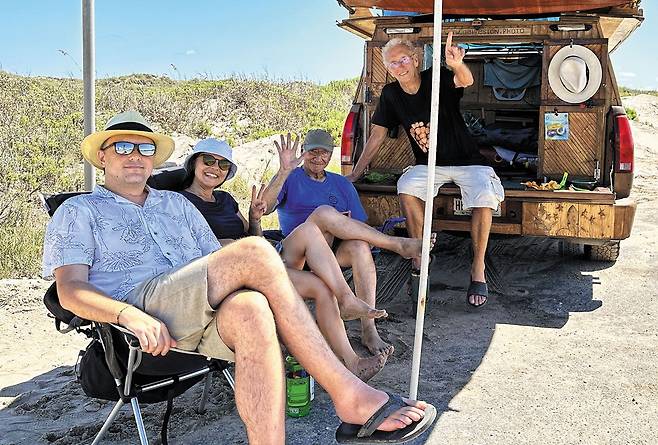 지난 8일 미국 텍사스주 보카치카에서 스페이스X의 로켓 발사를 보기 위해 시민들이 야영하고 있다. /오로라 특파원