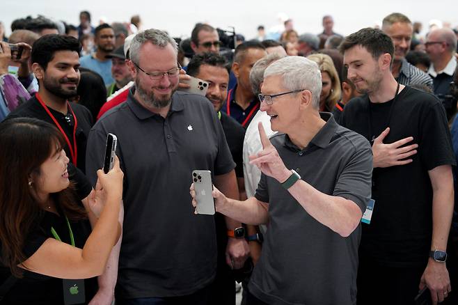 12일(현지 시각) 미국 캘리포니아주 쿠퍼티노 애플 본사에서 열린 '원더러스트' 행사에서 본지 오로라(왼쪽) 특파원이 팀 쿡 애플 CEO가 신형 아이폰 15 프로를 들고 있는 모습을 촬영하고 있다./로이터 연합뉴스