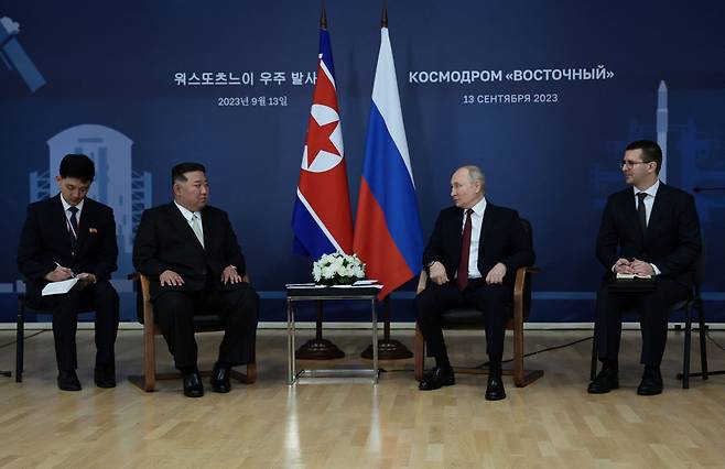 김정은 북한 국무위원장(가운데 왼쪽)과 블라디미르 푸틴 러시아 대통령(가운데 오른쪽)이 13일(현지시간) 러시아 극동 아무르 지역 보스토치니 우주기지에서 회담하고 있다. 두 정상이 회담하는 것은 2019년 4월 이후 4년 5개월 만이다. /로이터 연합뉴스