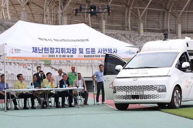 ‘재난안전드론 연동시스템이 구축된 재난현장지휘차량 시연 행사’에 참석한 정명근 시장.ⓒ화성시