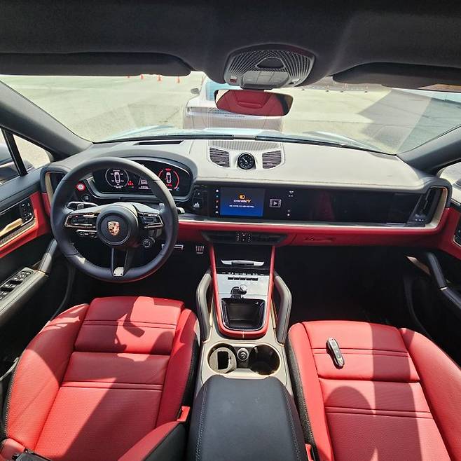 포르쉐 신형 카이엔 앞좌석. ⓒ데일리안 정진주 기자