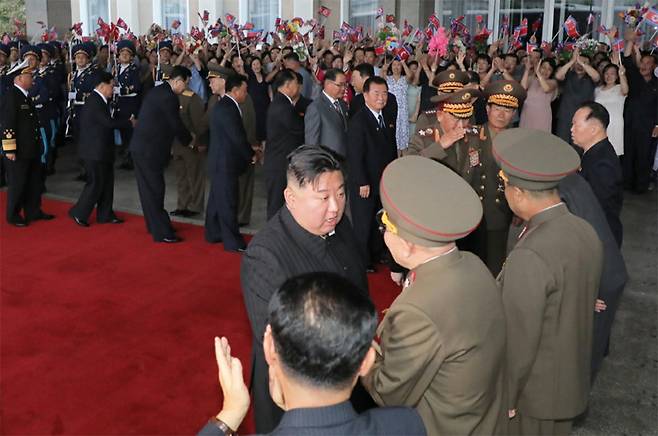 북한 조선중앙통신이 12일 제공한 10일 자 사진에서 김정은 북한 국무위원장이 러시아행 열차에 탑승하기 전 평양에서 환송 나온 사람들과 인사를 나누고 있다. 북한 노동신문과 조선중앙통신은 김정은 위원장이 이날 오후 전용 열차로 평양을 떠났으며 군 핵심 간부들이 수행했다고 보도했다. (노동신문=뉴스1)