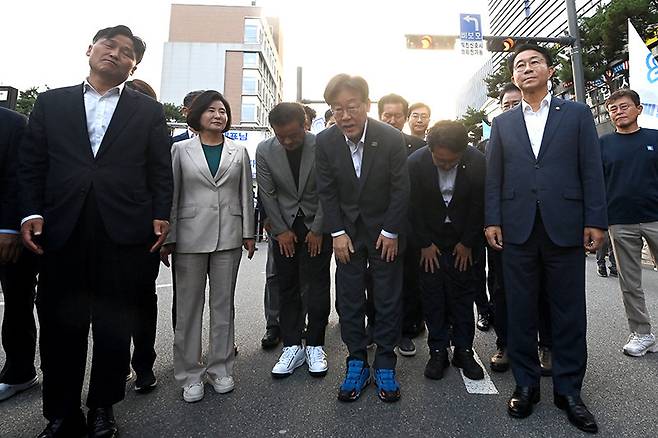 이재명 더불어민주당 대표가 12일 오후 수원시 영통구 수원지방검찰청에서 쌍방울그룹 대북송금 의혹 관련 재조사를 마친 뒤 지지자들에게 인사를 하고 있다. (공동취재사진) 2023.09.12.