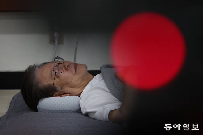 단식 14일째인 이재명 더불어민주당 대표가 13일 오전 서울 여의도 당 대표실에 누워 있다. 사진공동취재단