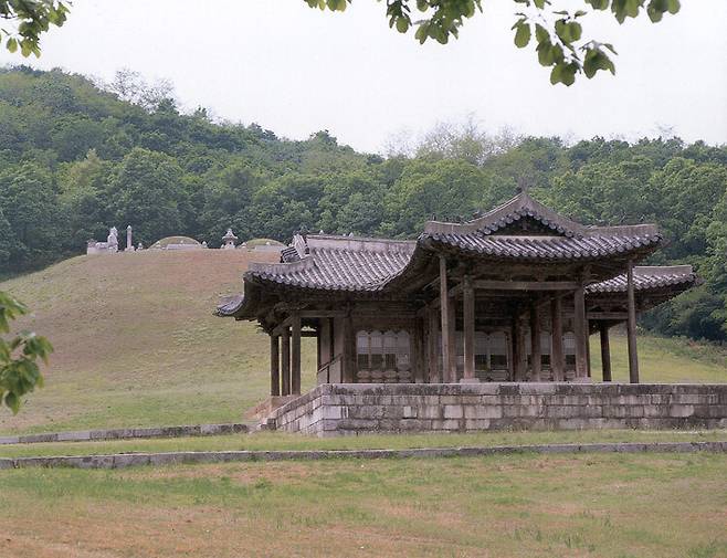 경기도 구리시 동구릉 숭릉 전경. 숭릉은 조선 제18대 왕 현종과 명성왕후 김씨의 능이다. 현종이 예송논쟁 때 갈등을 잘 관리해, 어느 신하도 목숨을 잃지 않았다. 문화재청 제공