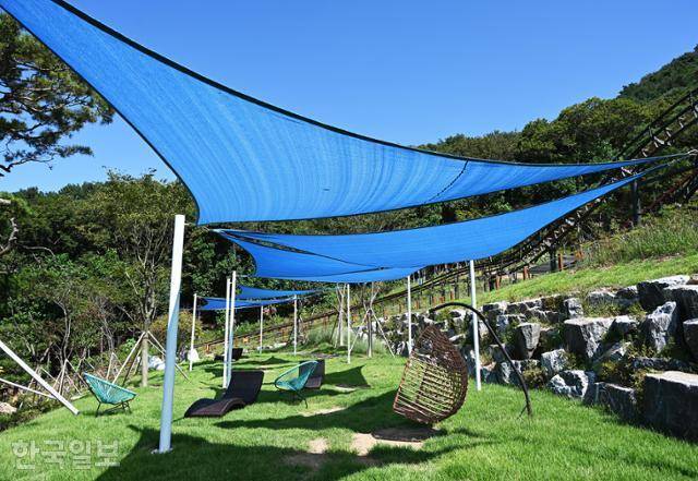 화개정원은 나무 그늘이 부족한 대신 곳곳에 쉼터를 조성해 놓았다.